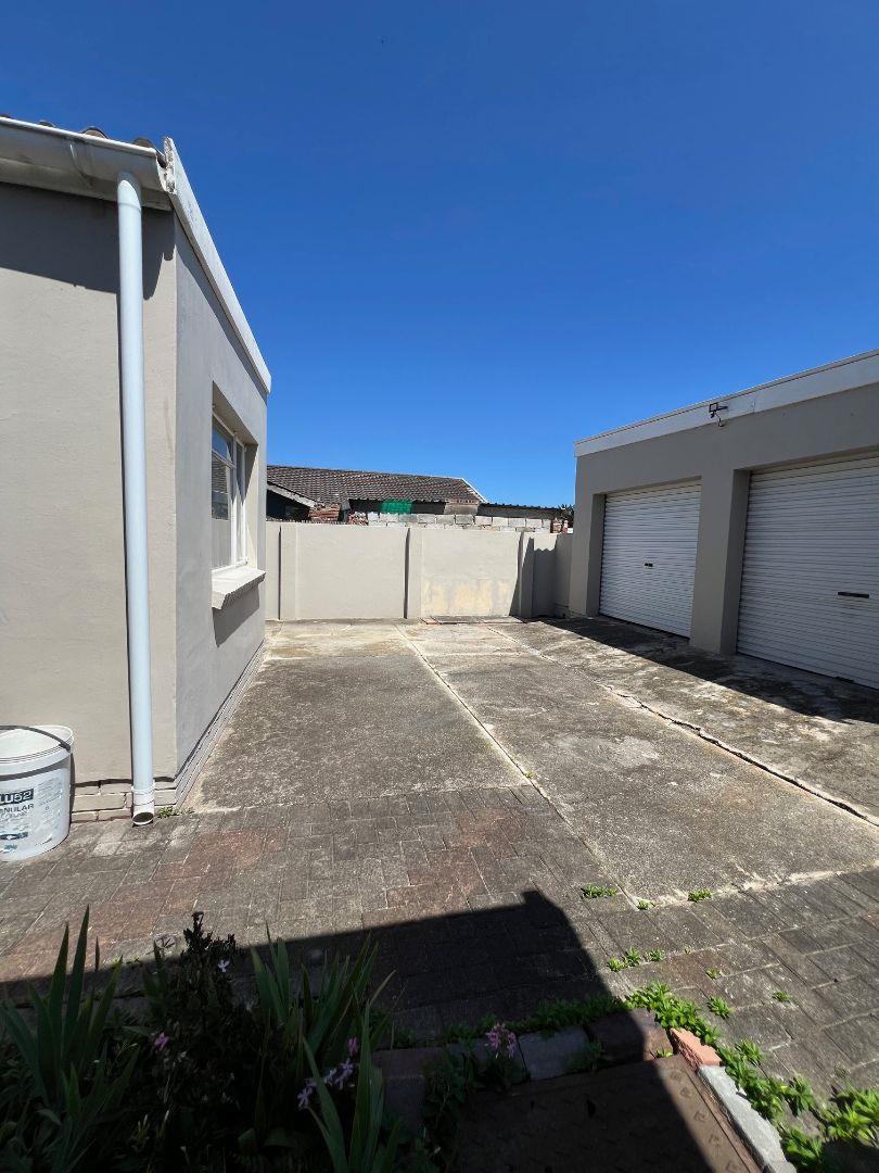 To Let 4 Bedroom Property for Rent in Rowallan Park Eastern Cape